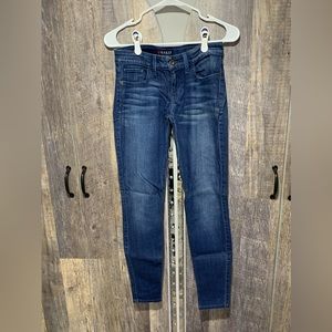 Guess Jeans Power Skinny Size 26 regular. Excellent Medium / Dark wash.